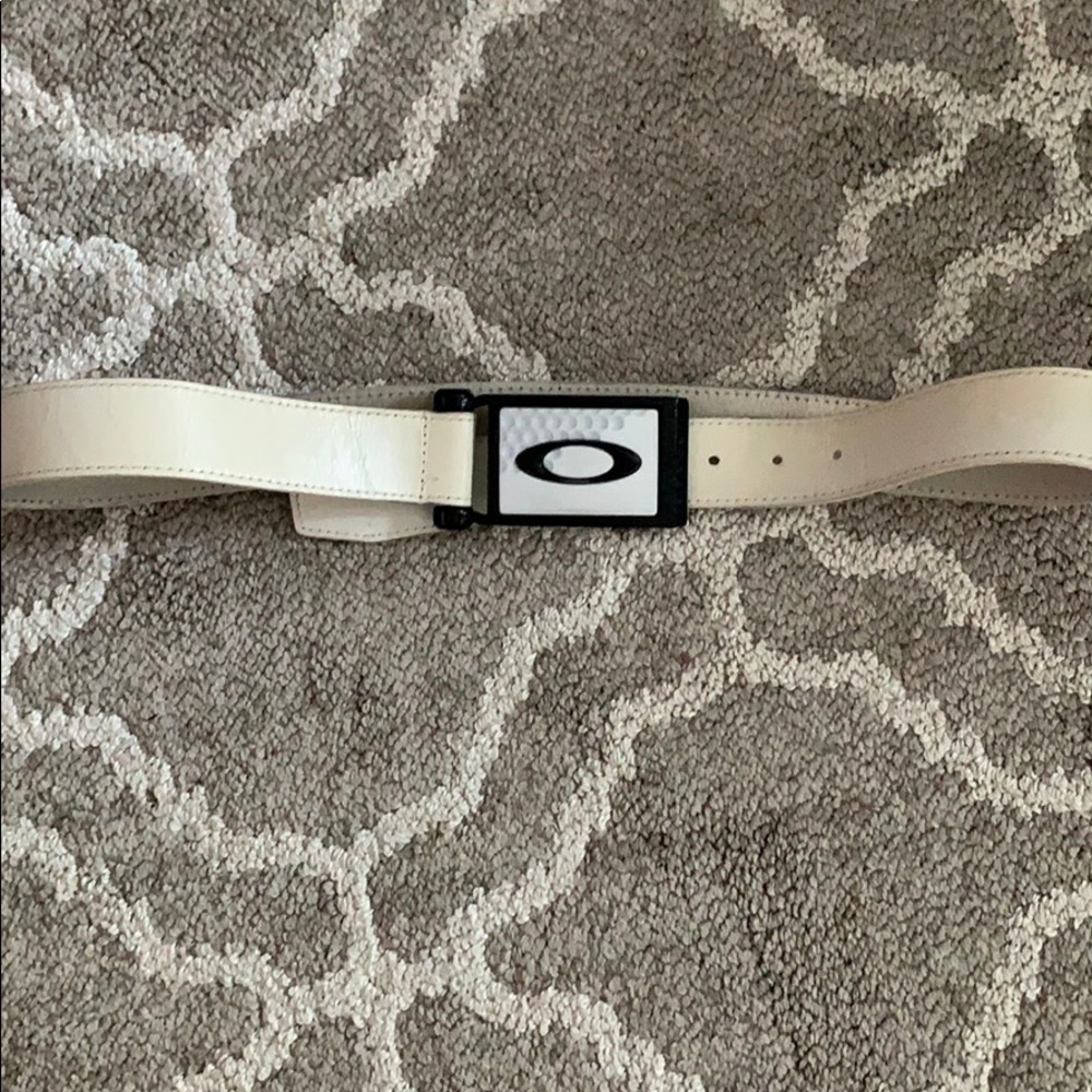 Men’s white Oakley belt